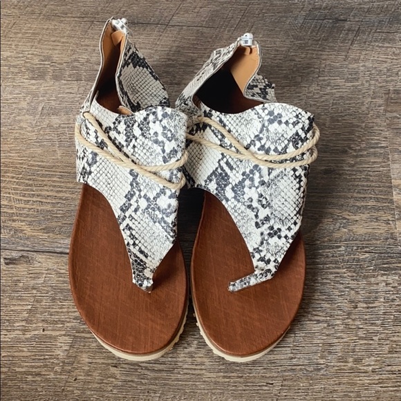 NIB Snakeskin Cut Out Sandals 8 - Picture 6 of 11